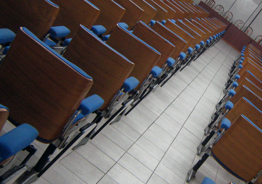 Programa Dividindo para Somar. Foto de um auditório vazio.